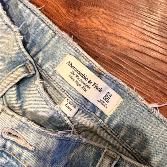 Abercrombie & Fitch Curve Love Ultra High Rise 90s Straight Jean - Light Wash - Picture 4 of 5